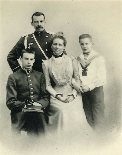 Familienporträt von Prinzessin Zenaida Yusupova, Graf Felix Sumarokov-Elston und den Söhnen Nikolai und Felix, aus dem Atelier von A. Pasetti von Russian Photographer